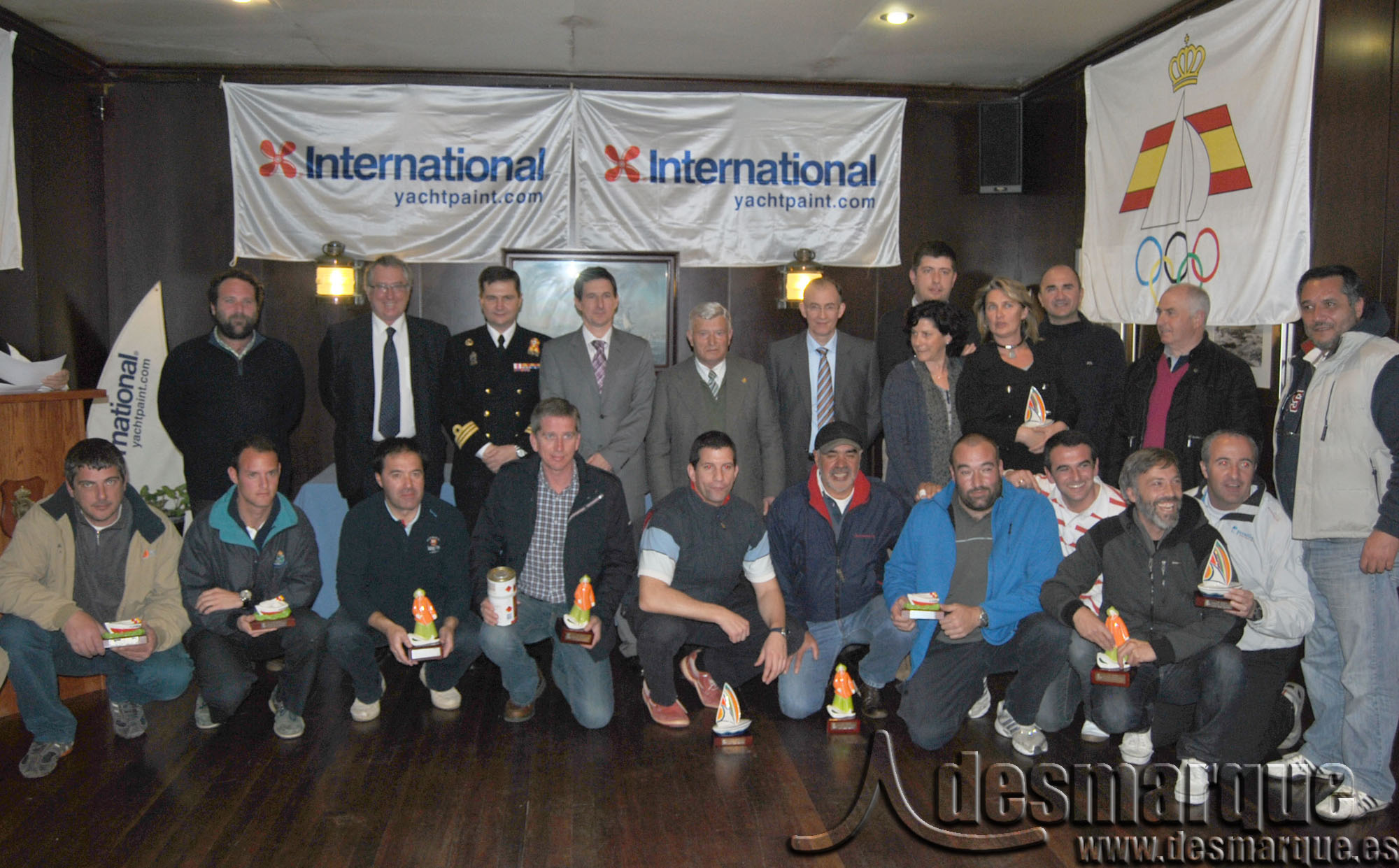 Foto_Familia_premiados_y_autoridades_medios_copia