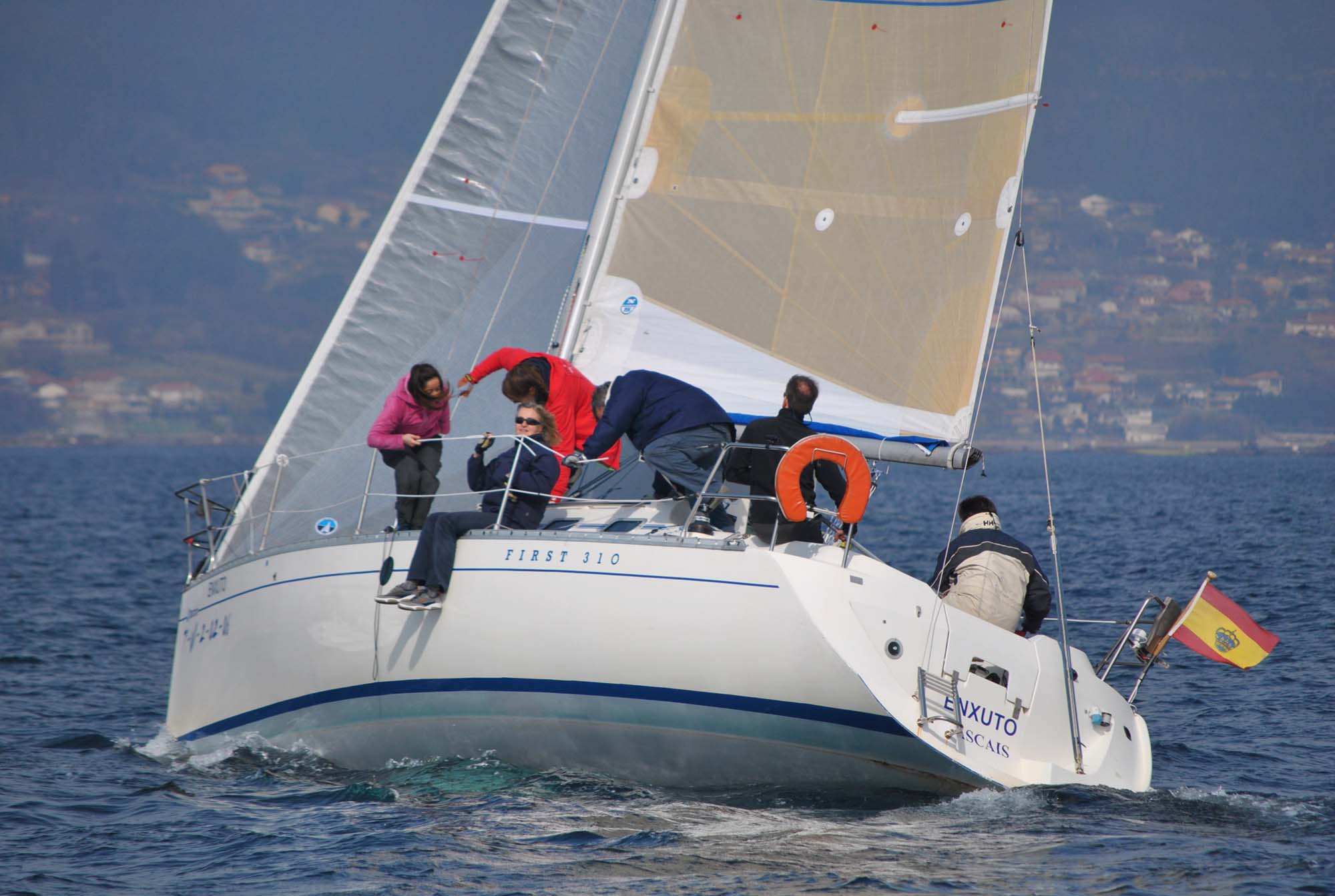 ENXUTO_se_aup_lider_en_Crucero_Regata_Medios