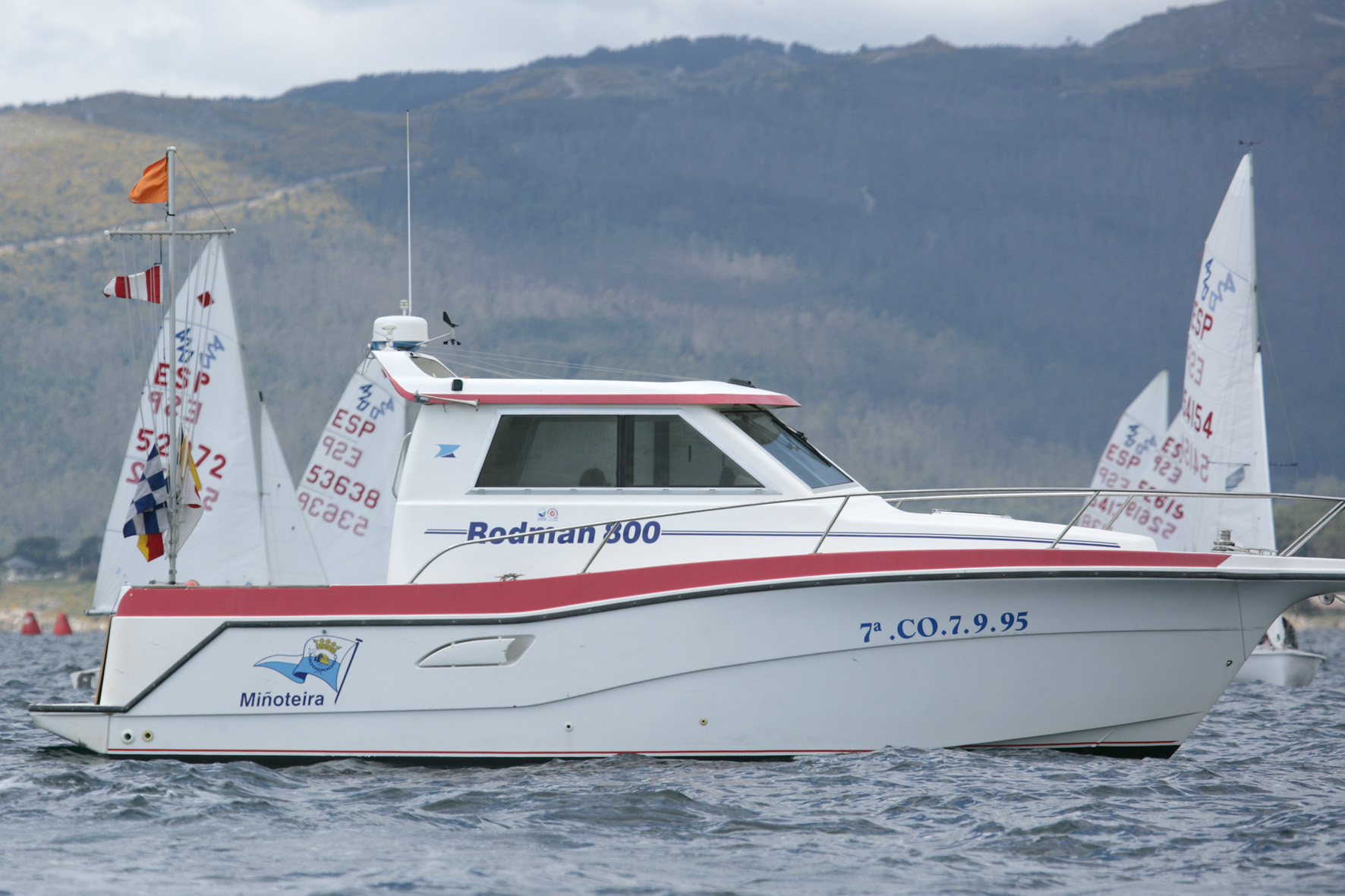 Gallardete_de_Inteligencia_en_el_mastil_medios