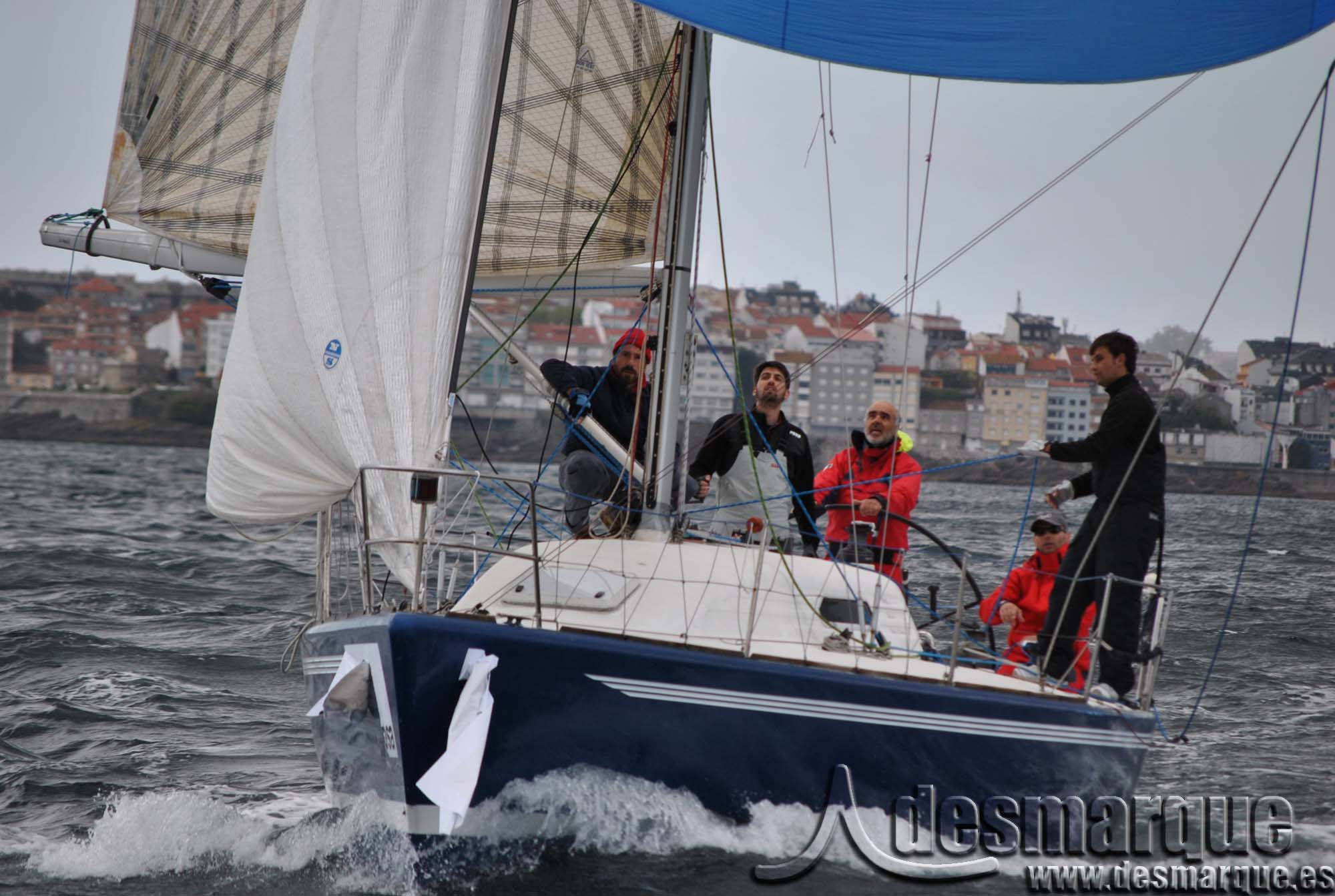 JUANCAMARA_3_intentar_subir_al_cajn_deORC_Regata_medios_copia