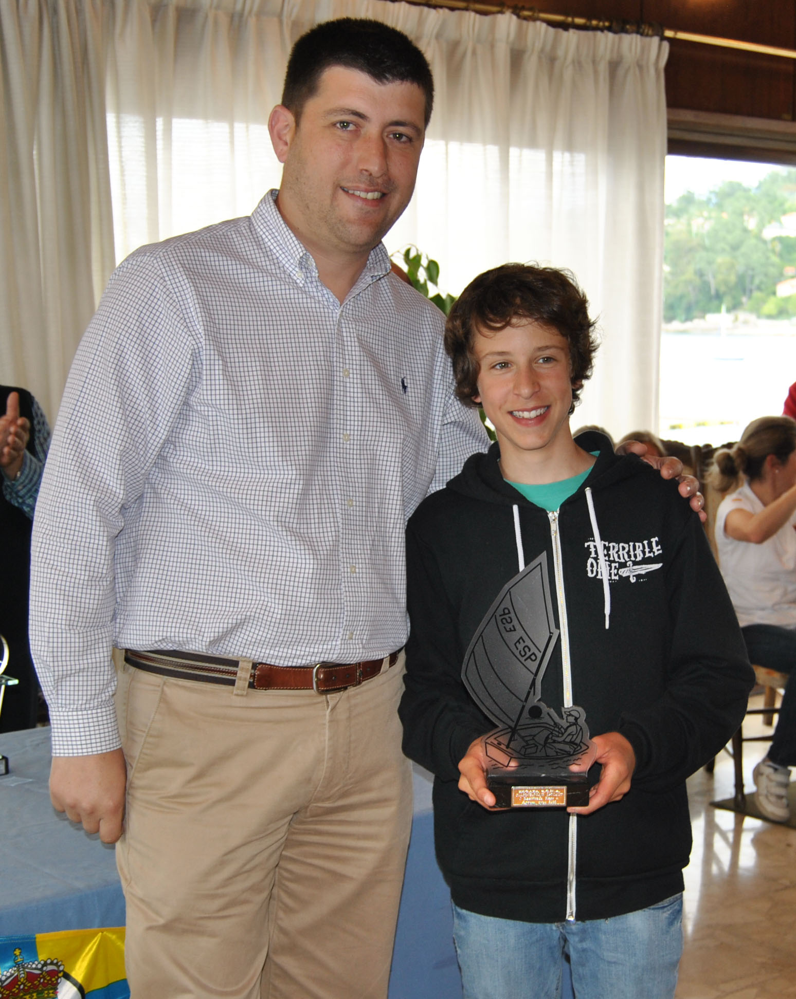 Andrs_Alvarez_brillante_vencedor_recibiendo_su_premio