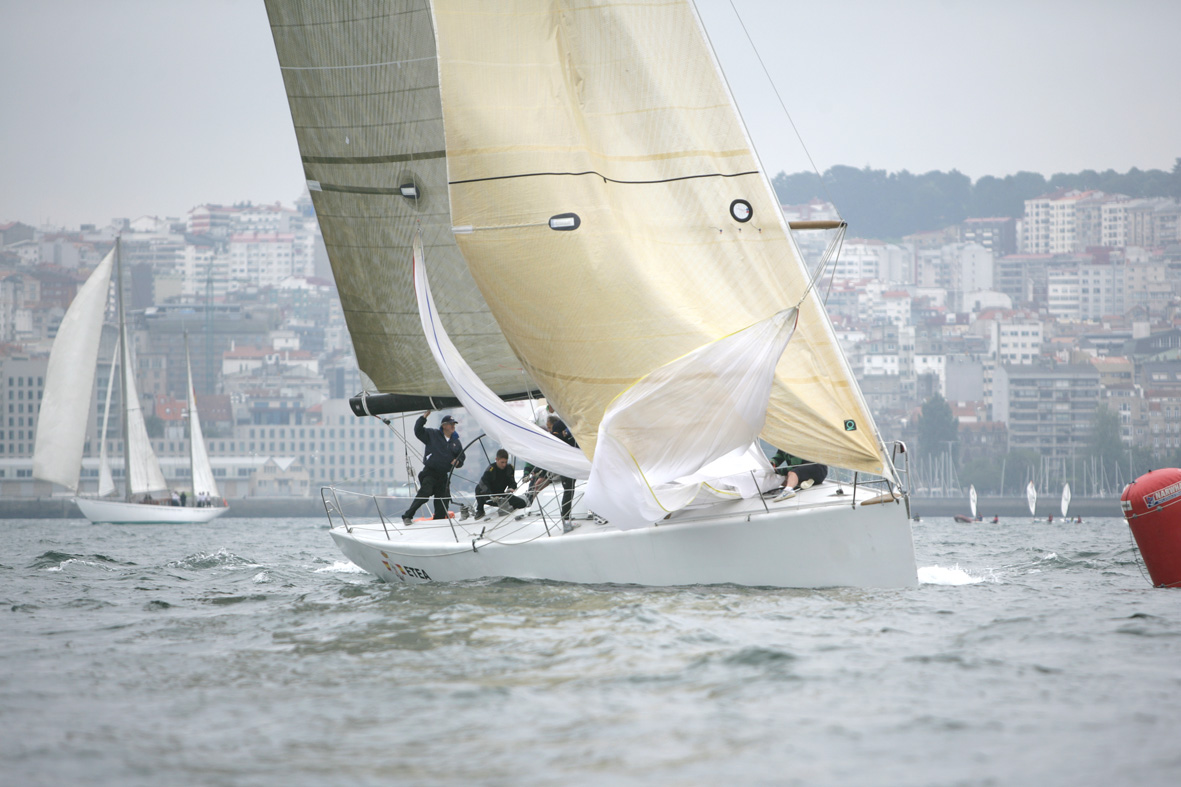 ETEA_con_la_goleta_Arosa_de_fondo_medios