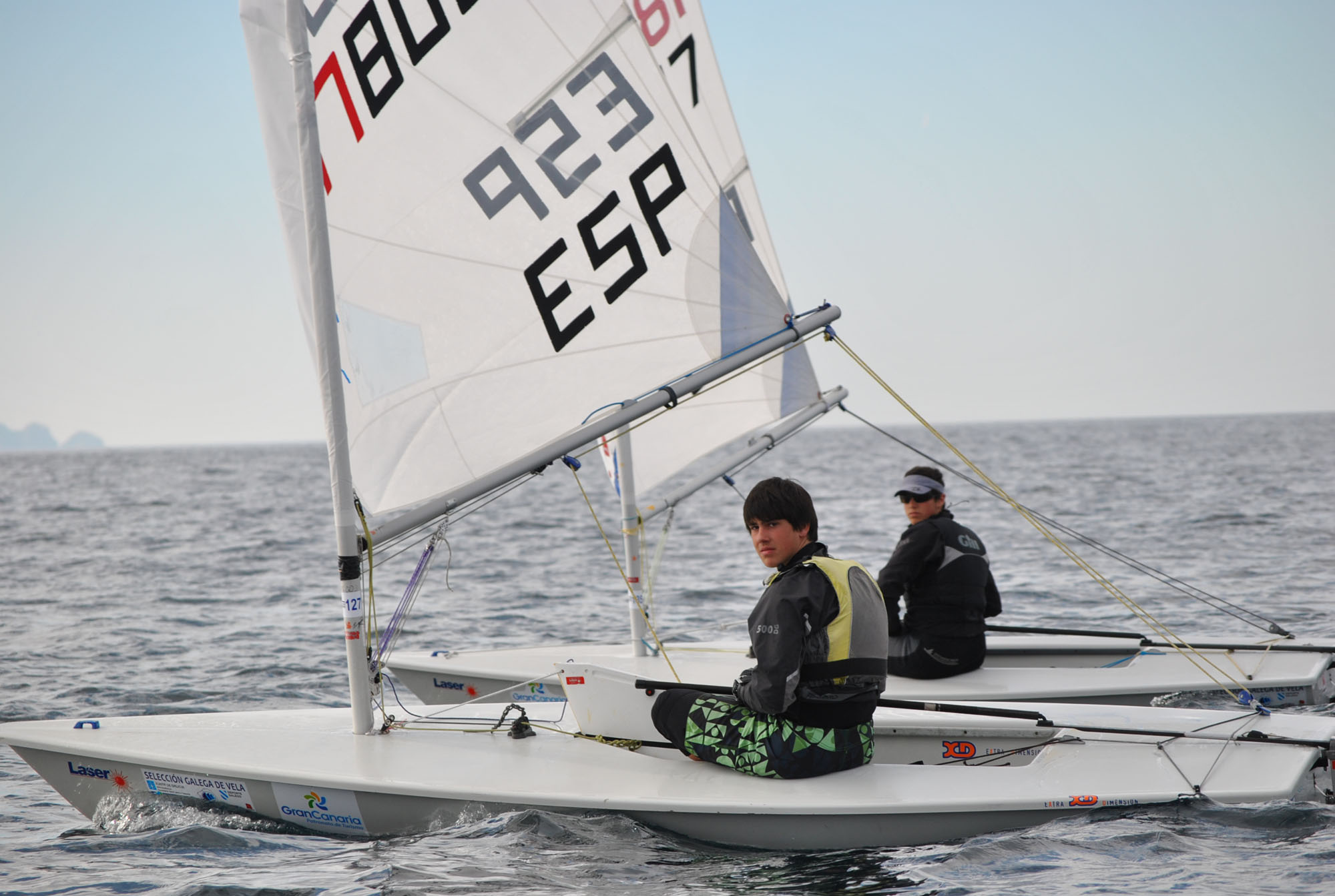 Rafael_Campelo_delante_y_Sergio_Rodriguez_al_fondo_regatistas_de_Aguete_favoritos_en_Radial_medios