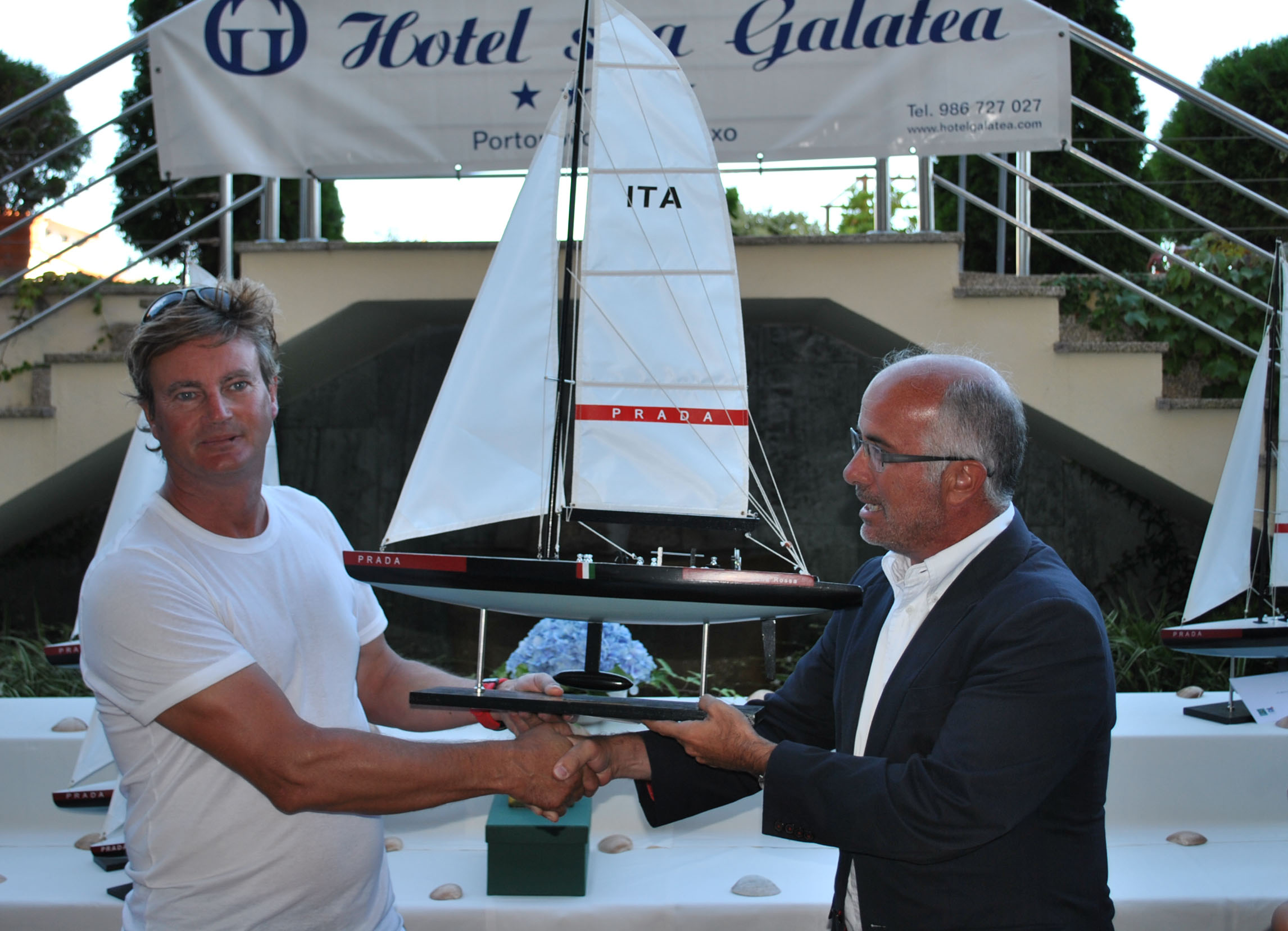 ARGOS_vencedor_en_Crucero_recibe_premio_de_Jos_Juan_Durn_Presidente_de_Portos_de_Galicia_medios