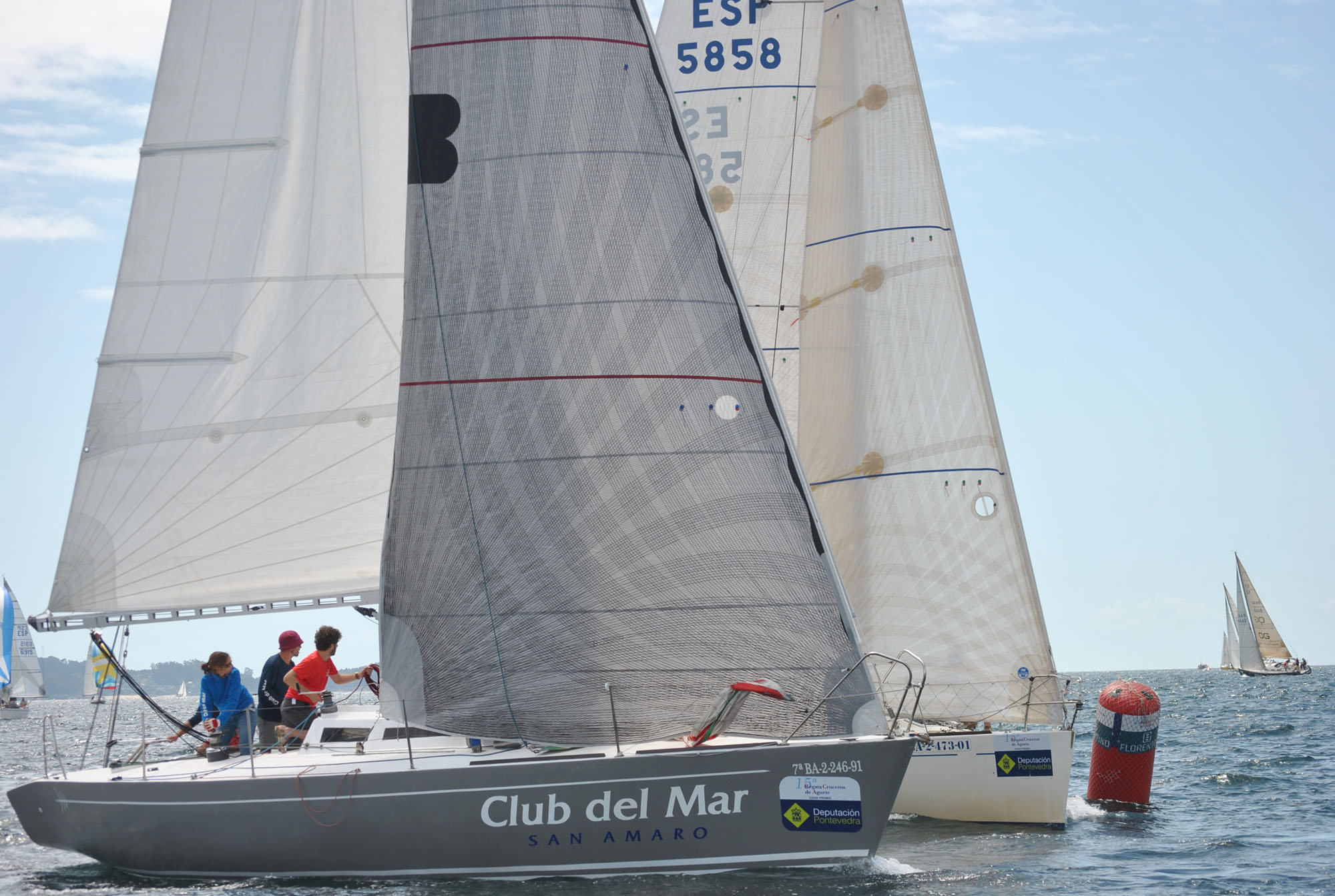 MACHICHACO_II_vencedor_en_Cruceroregata_virando_una_baliza_medios