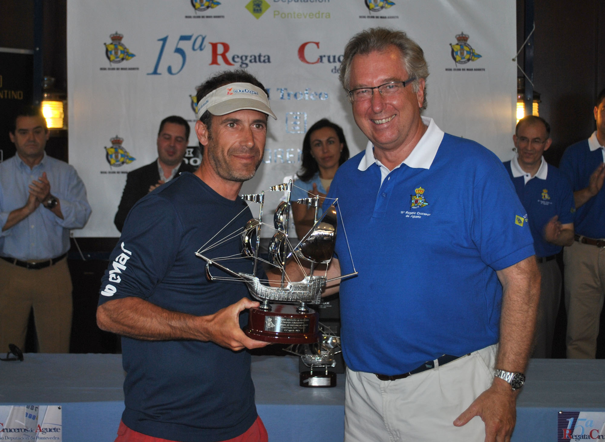 Presidente_Aguete_entrega_premio_a_Vencedor_CruceroRegata_MACHICHACO_medios