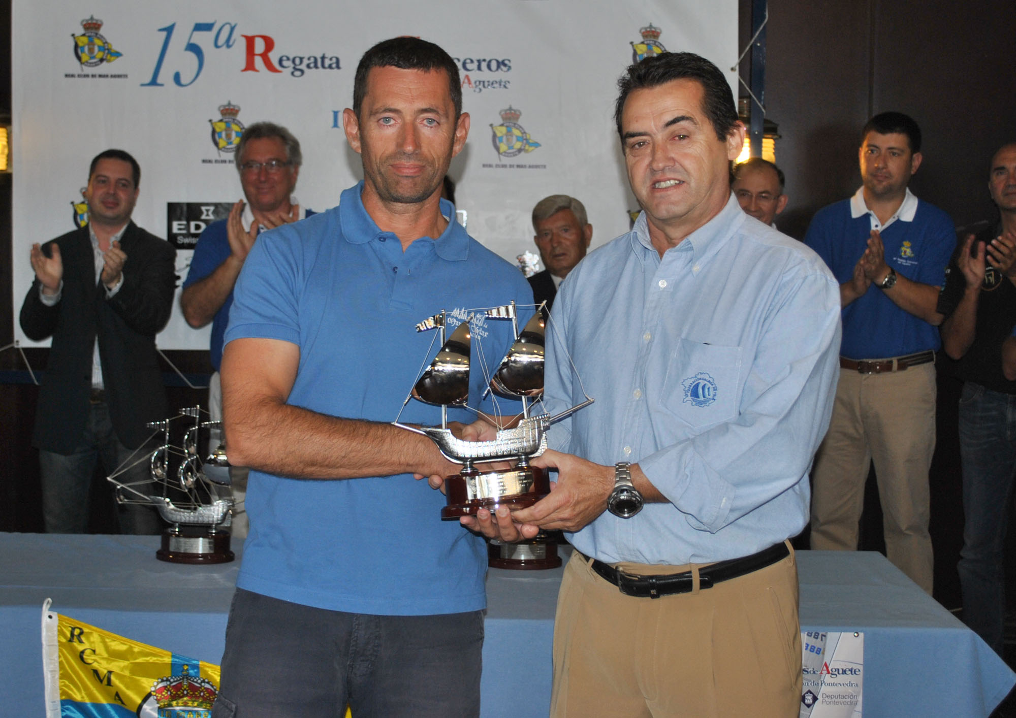 Presidente_Federacin_Gallega_vela_entrega_a_vencedor_clase_Crucero_PITOUCHOmedios