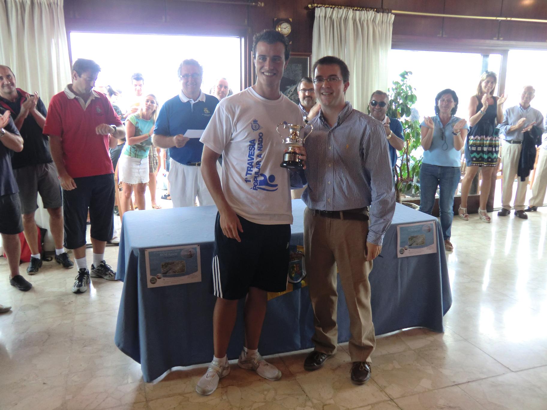 Antonio_Traba_entrega_trofeo_a_David_Rodriguez_-_redu