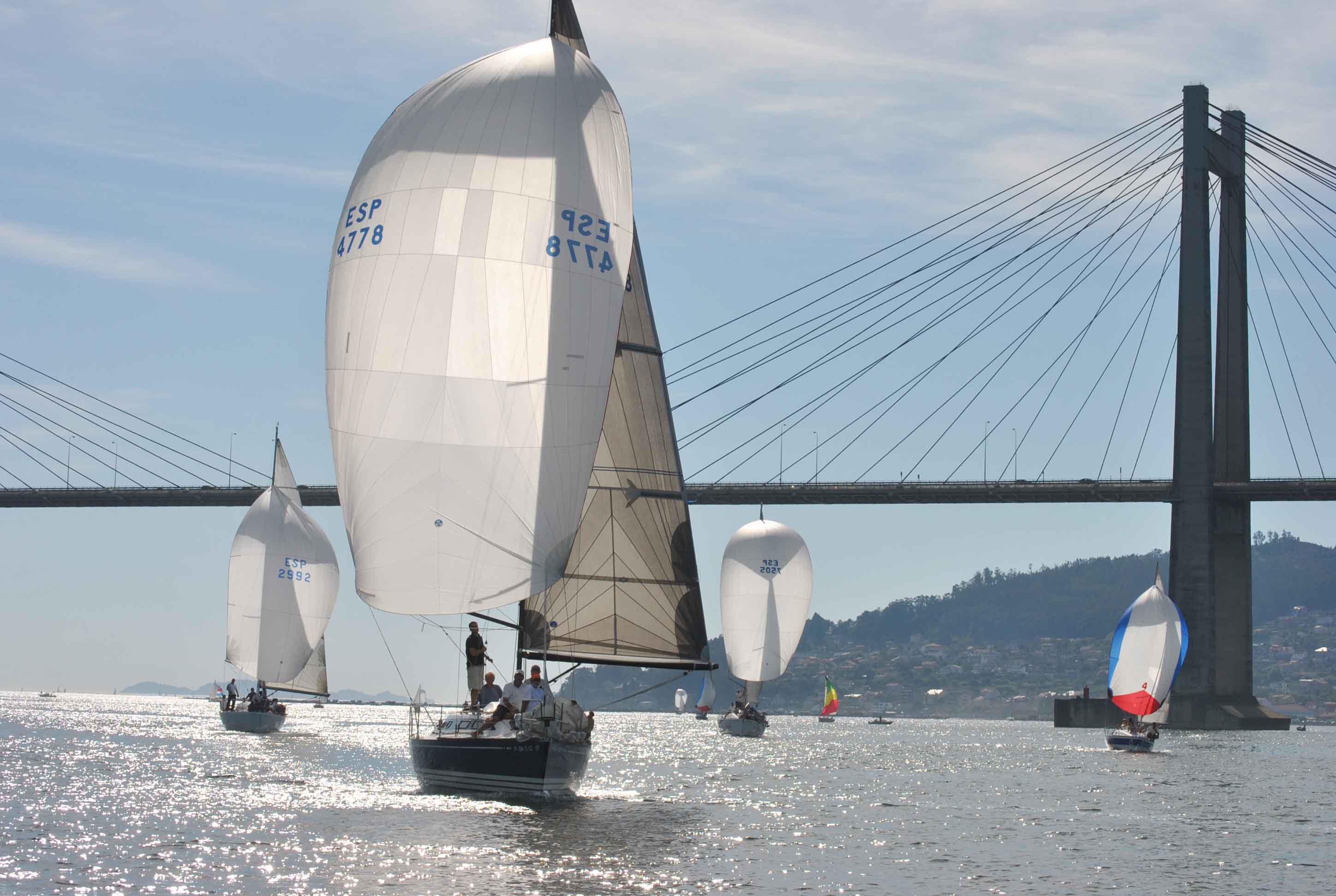 Los_barcos_pasando_bajo_el_puente_de_Rande_medios