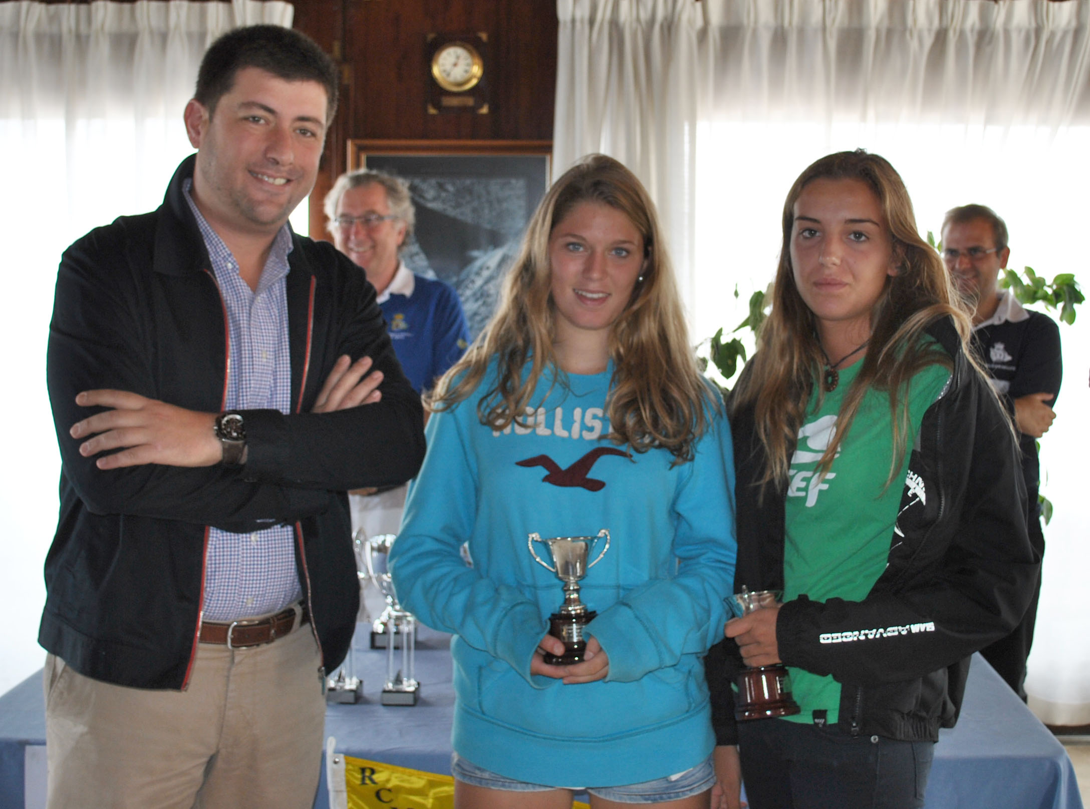 Vicecomodoro_Aguete_Manuel_Torres_Pilar_Amaro_y_Patricia_Surez_Primeras_fminas_medios