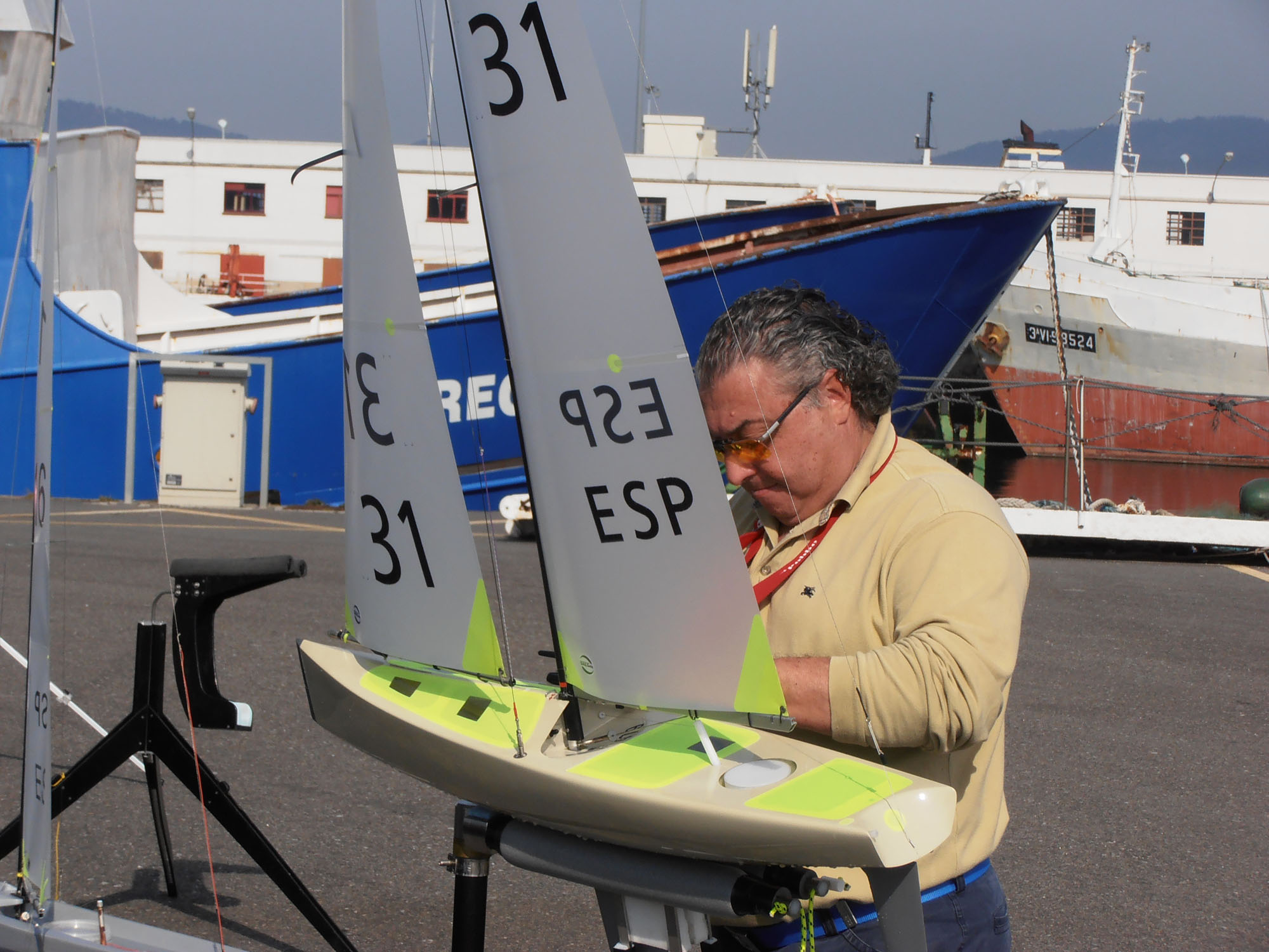 El_gallego_Juan_Ameneiro_reglando_su_barco_medios