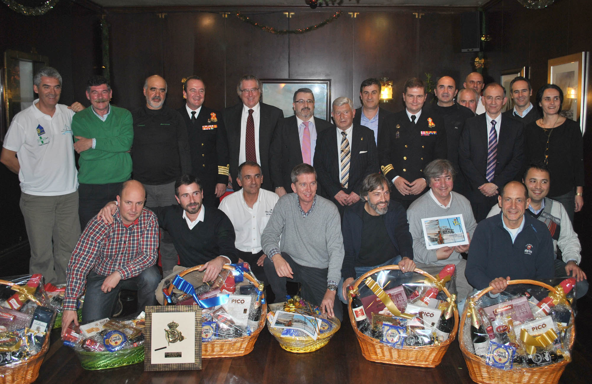 4Foto_familia_Premiados_y_Autoridades_medios