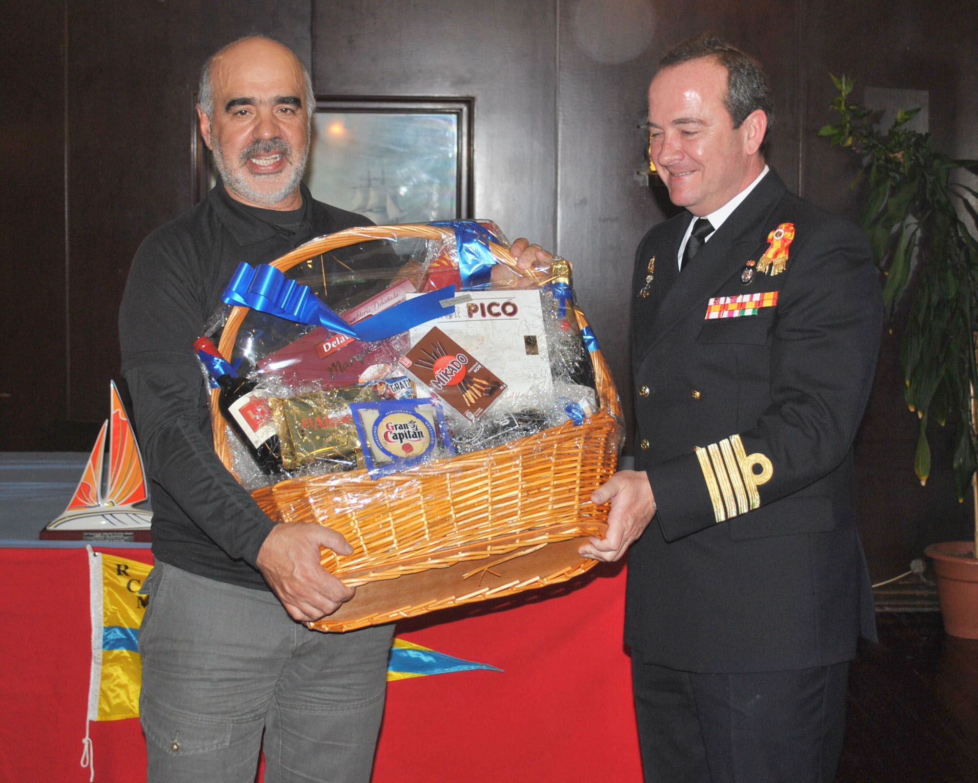 4OZOAQUA_recibe_de_Comandante_Director_Escuela_Medios