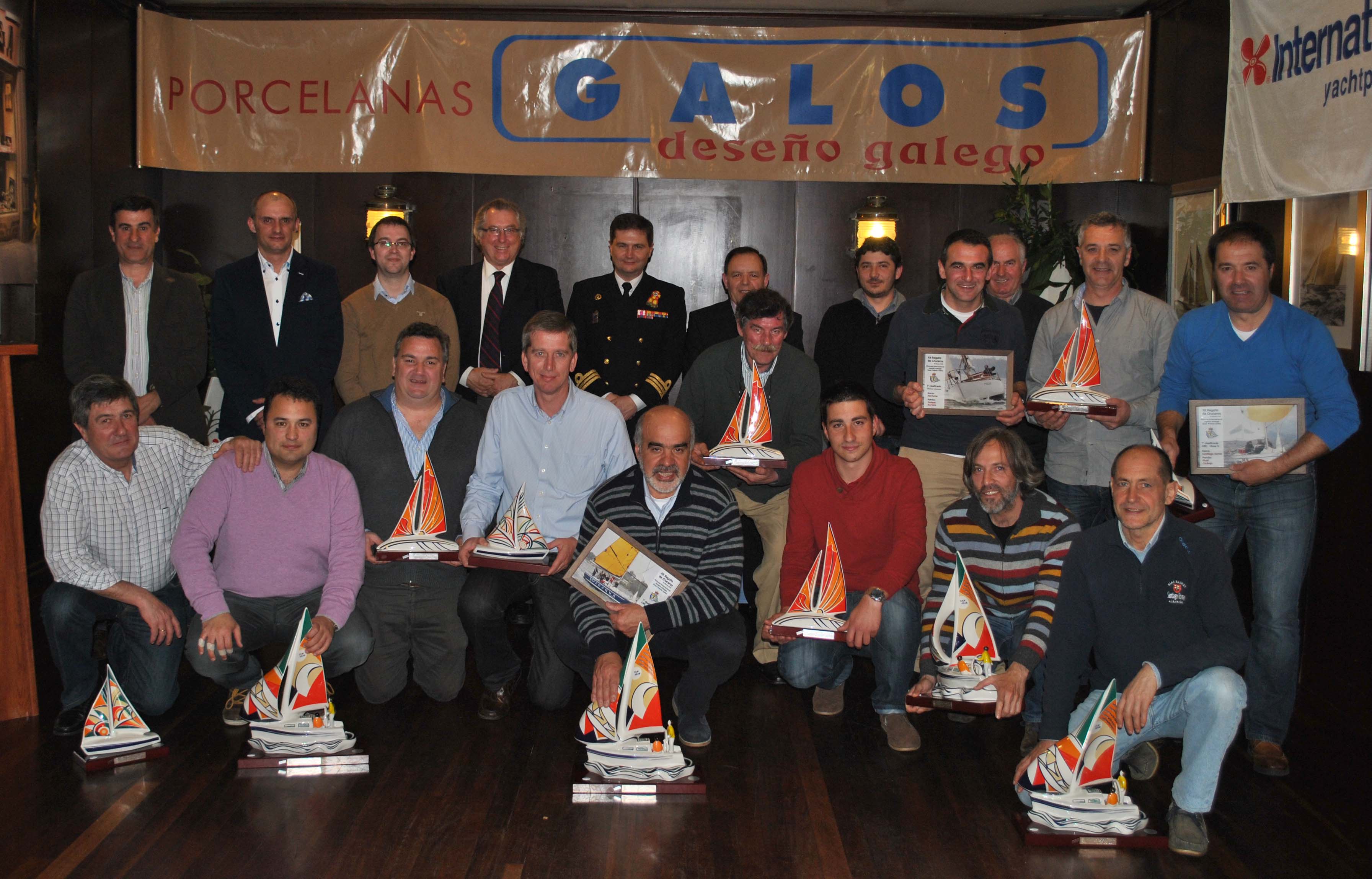 5Foto_familia_premiados_y_autoridades_medios