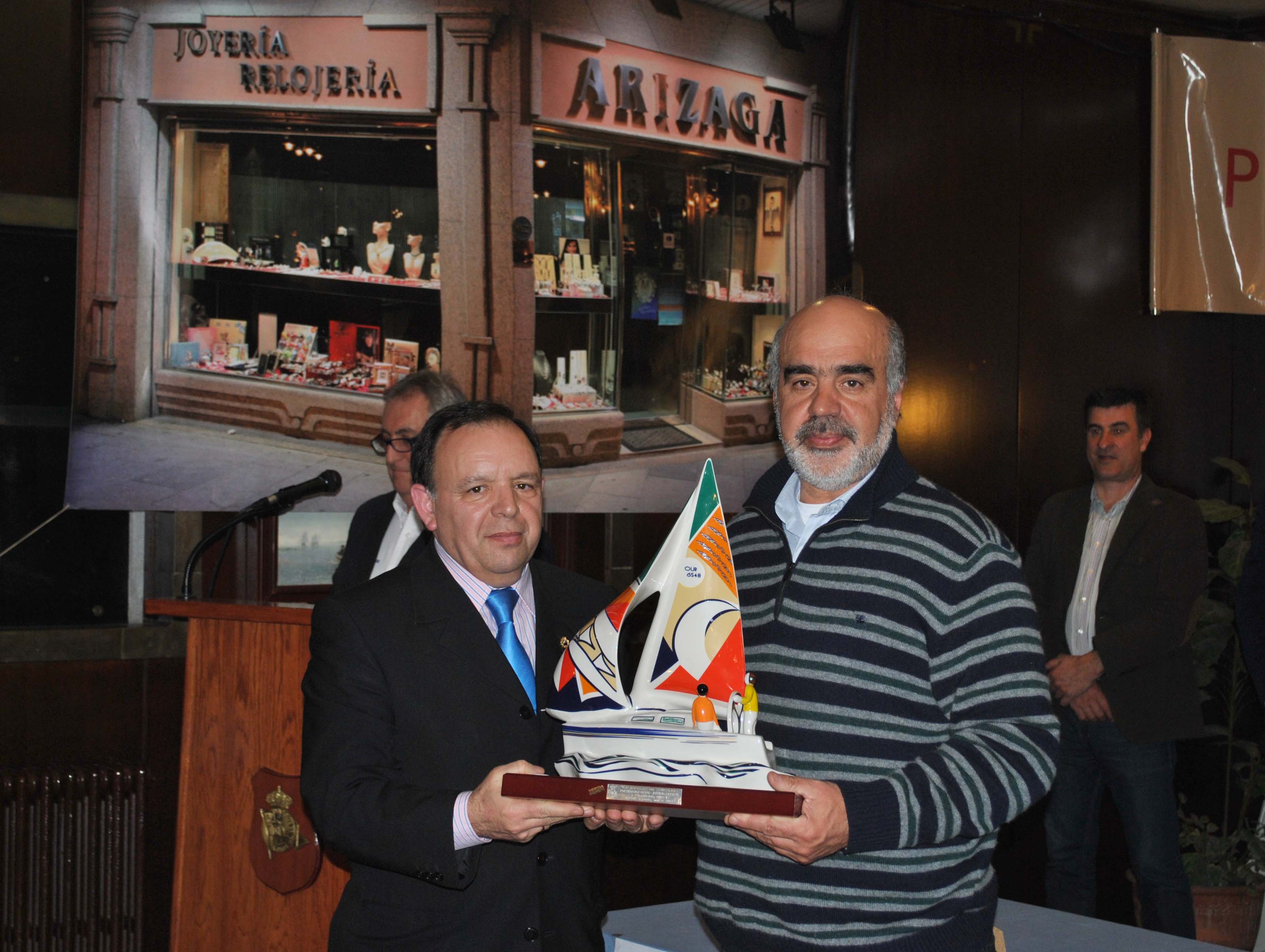 5OZOAQUA_recibe_premio_de_Ra5n_Arizaga_medios