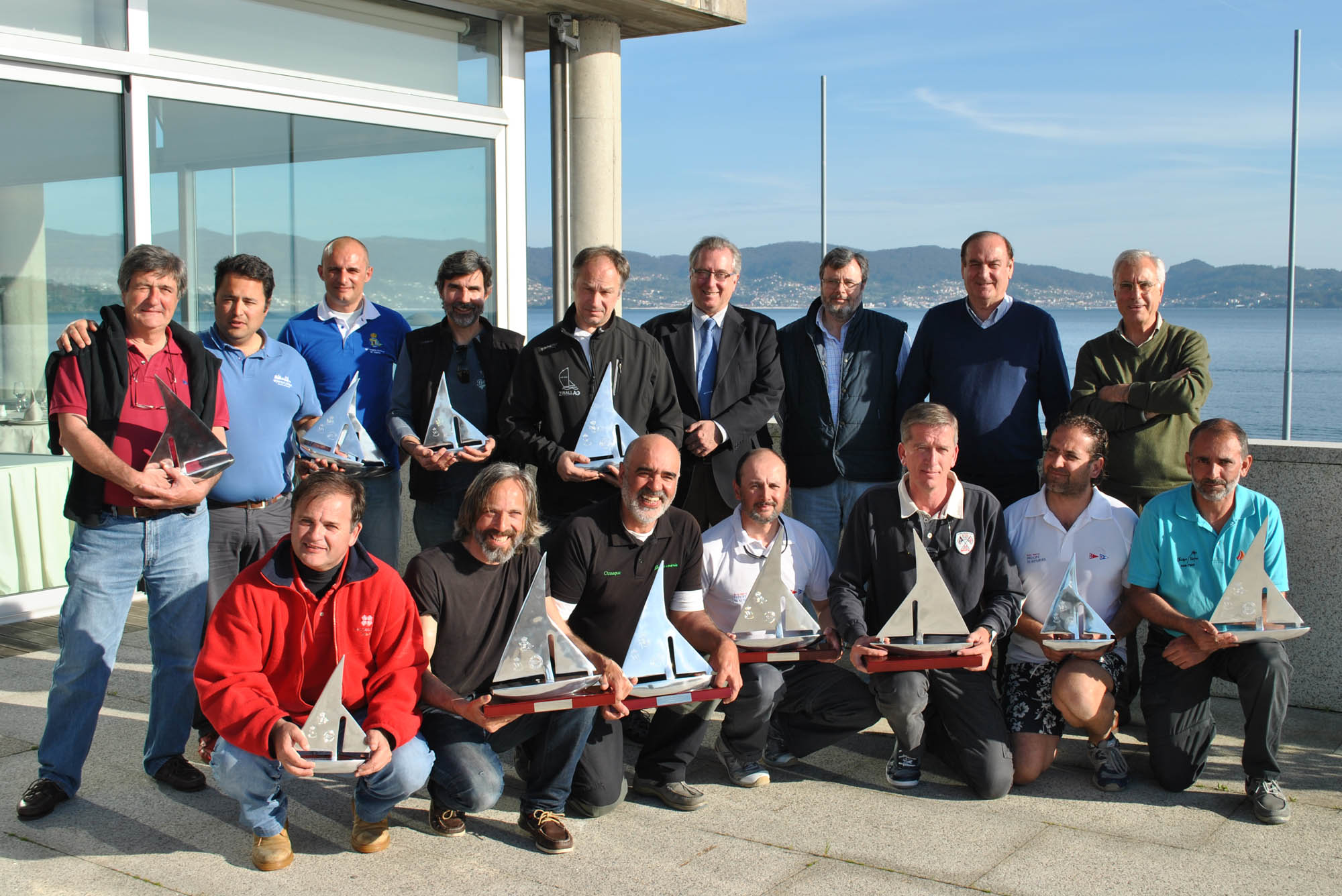 4Foto_familia_ganadores_Enmacosa_y_autoridades_medios