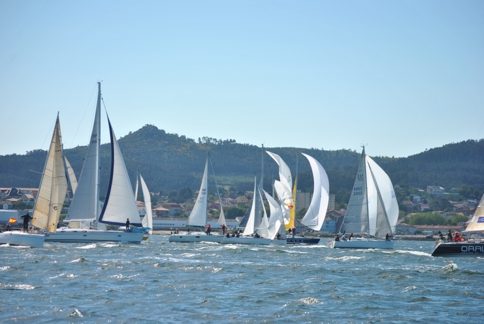 Salida_espactacular_en_popa_desde_Vilagarcda_Medios