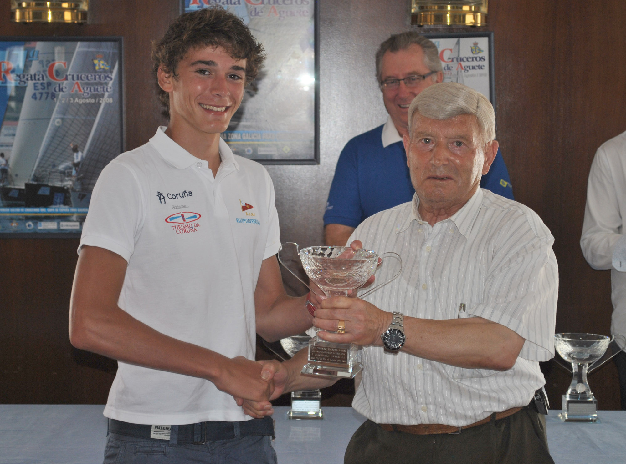 1Manuel_Nores_entrega_a_Esteban_Martnez_medios