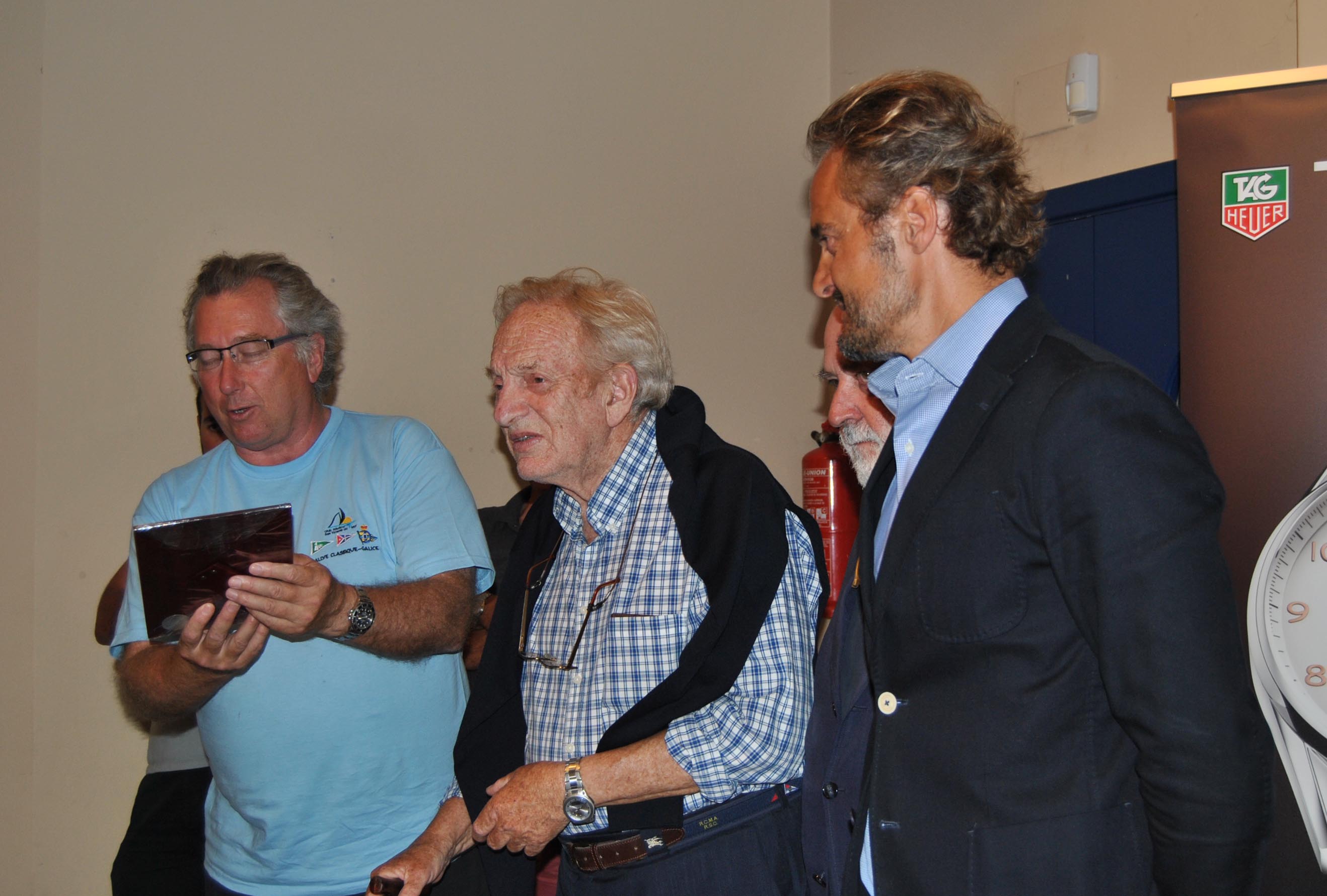 1Alfredo_Lagos_en_el_centro_recibe_su_homenaje_medios