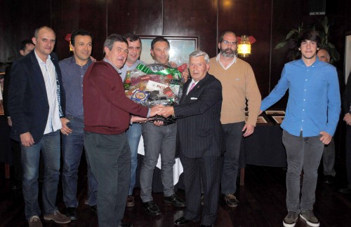 6AGUIEIRA recibe premio Vencedor Clase 1 de manos de Manuel Nores (medios)