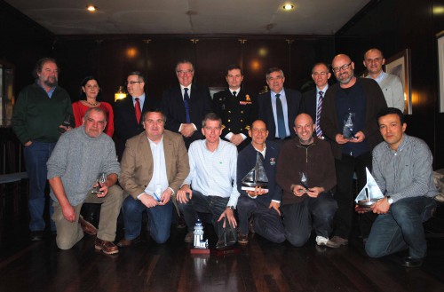 4foto de familia premiados y Autoridades (Medios)