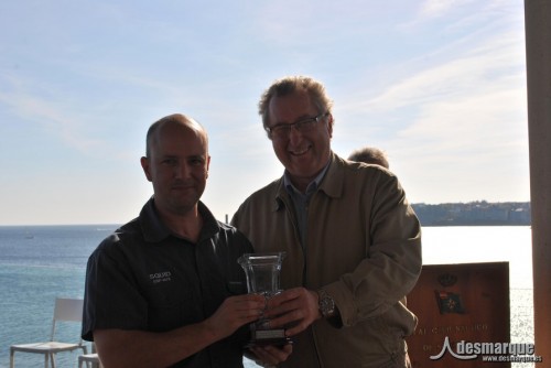 El Sqüid recogiendo el trofeo de vencedor en la clase 2 - © desmarque organización de regatas Pconlogo00006