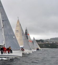 Enxuto lidera por muy poco, la regata Ría de Pontevedra