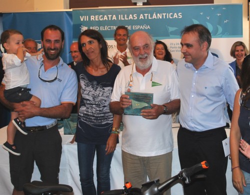 3Begoña Estévez entrega al AROSA X (Medios)