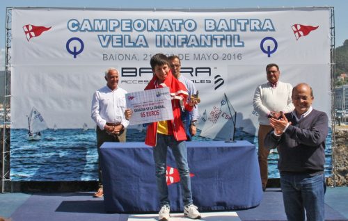 2El gerente de Baitra, Juan Carlos González, entrega el gran premio del Campeonato Baitra a Ricardo Fernández – Foto © David Fontán