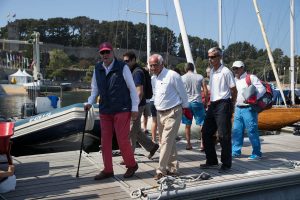 4El Rey Juan Carlos y el presidente del Monte Real Club de Yates tras la celebración de la regata - Foto Lalo Villar