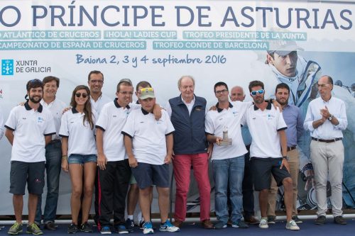 5El Rey Juan Carlos entregó la mención de honor a los chicos de la Escuela de Vela Adaptada del Monte Real - Foto Lalo R. Villar