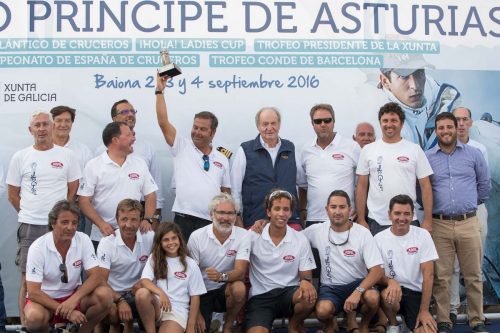 5El líder del Aceites Abril Luis Pérez Canal levanta su trofeo de vencedor en la clase de los grandes barcos - - Foto Lalo R. Villar (1)