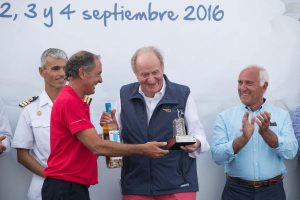 5El rey Juan Carlos recibió su premio como segundo clasificado de los 6m de la mano de Rui Ramada de Storax - - Foto Lalo R. Villar