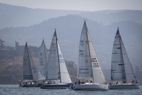 Parte de la flota del Trofeo Príncipe de3 Asturias frente al parador de Baiona - Foto Lalo R. Villar