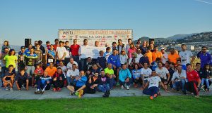 foto-de-familia-con-algunos-participantes-del-ii-vertiatlon-solidario-de-baiona-foto-manuel-parada