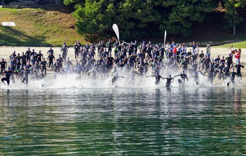 salida-de-la-prueba-de-natacion-del-vertiatlon-solidario-foto-manuel-parada