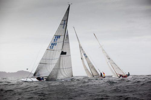 ©María Muiña : www.sailingshots.es. La Flota de los 6mR durante una de las pruebas del Circuito organizada por la clase en Galicia.