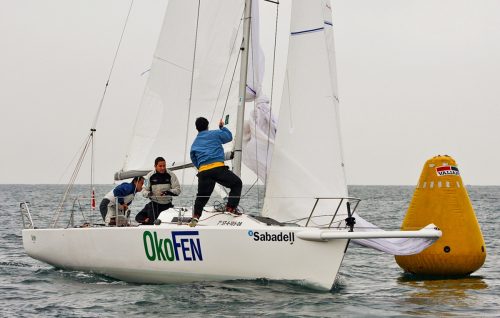 5-el-okofen-en-una-de-las-maniobras-del-trofeo-banco-sabadell-clase-j80-foto-rosana-calvo