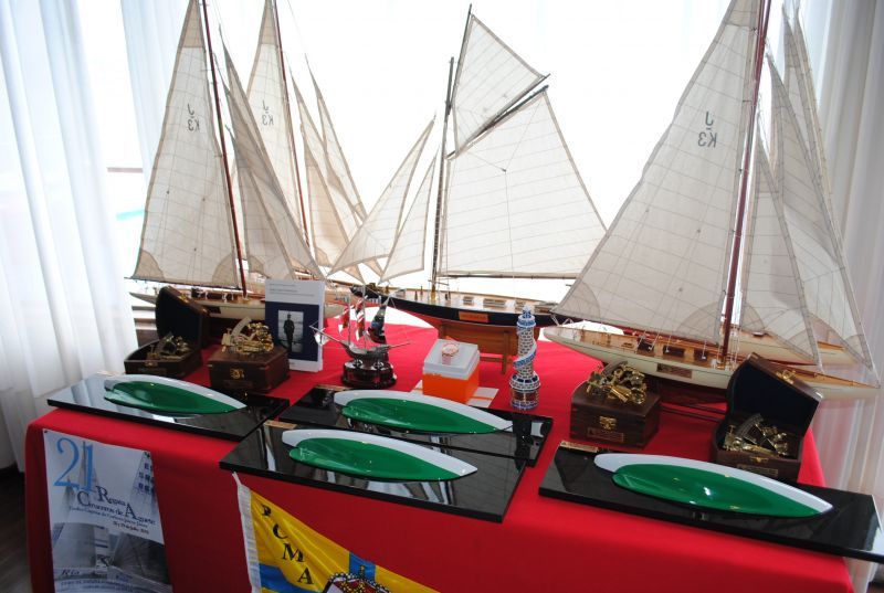 1 Alguno de los trofeos que se pondrán en juego