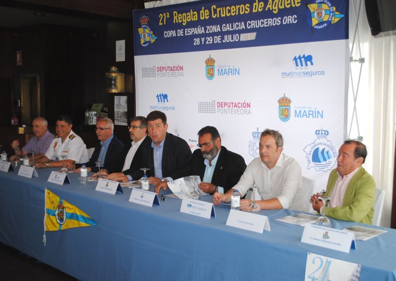 1 Presidente Club dirigiéndose a los presentes