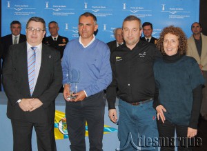 2_Concelleiro_Marn_Francisco_Jos_Estvez_entrega_a_CHISPA_NEJRA