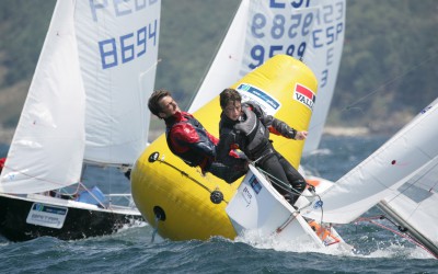 EL CLUB DE YATES CITA EN LA BAHÍA DE BAIONA A LOS CADETE GALLEGOS EN EL TROFEO BAITRA