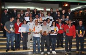 Foto_familia_premiados_y_autoridades_medios