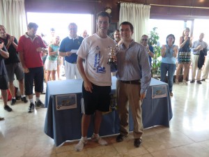 Antonio_Traba_entrega_trofeo_a_David_Rodriguez_-_redu