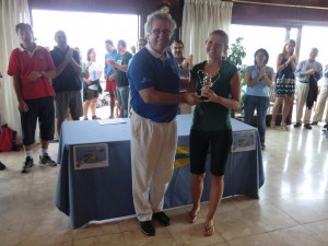 Guillermo_Gefaell_entrega__trofeo_a_Bogna_Mazur_-_redu