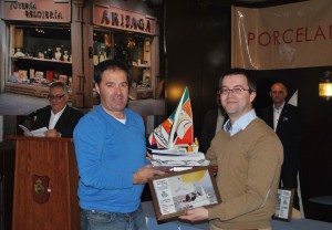 5SANTIAGO_ROMA_recibe_premio_del_Concelleiro_Deportes_M5n_medios