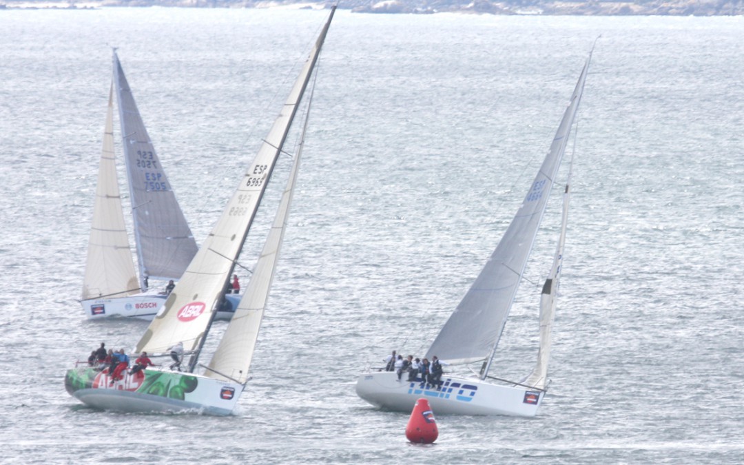 ACEITES DE ABRIL RATIFICA EL LIDERATO EN EL TROFEO REPSOL EN LOS ORC 0 EN UNA VELOZ JORNADA DESDE SANXENXO A BAIONA