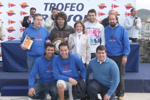 Tripulacion_del_Punta_Lagoa_con_Gonzalez_Megido_medios