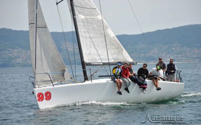 VIENTOS MUY CAMBIANTES Y DE INTENSIDAD MEDIA MARCARON LA PRIMERA JORNADA DE LA II REGATA ENCE- RÍA DE PONTEVEDRA