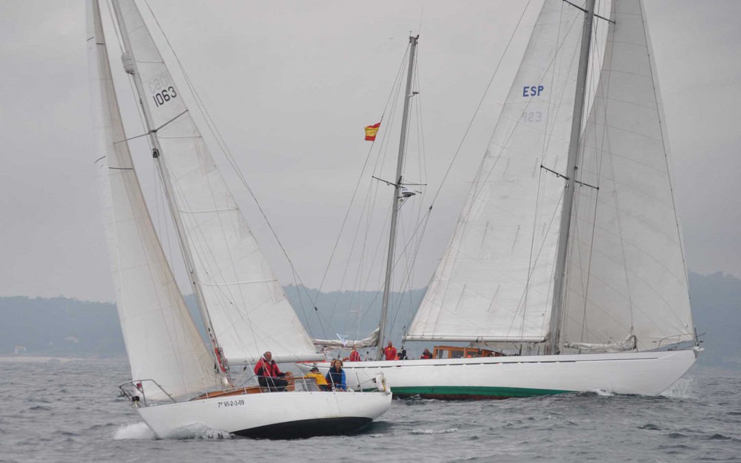 PINGÜINO UNO GANA EN BAYONA Y APRIETA LA GENERAL DEL II TROFEO CAPITAN DE CORBETA JAIME JANER – GRAN PREMIO CONCELLO DE MARÍN DESAFIO ENCE DE BARCOS CLÁSICOS Y DE ÉPOCA